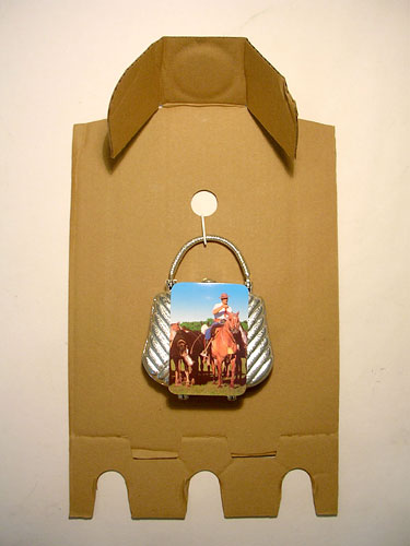 Argentina portable, objetos ensamblados sobre cartón, 2006.