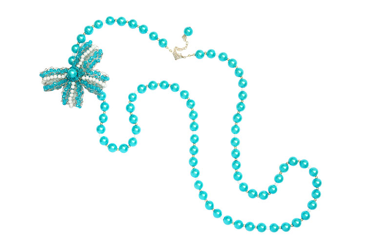 Collar perlas, simple con pin moño celeste, 2010.