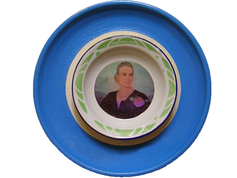Evita en lo cotidiano, papel collage y ensamblaje de objetos sobre plato de cerámica, 24 cm, 2007
