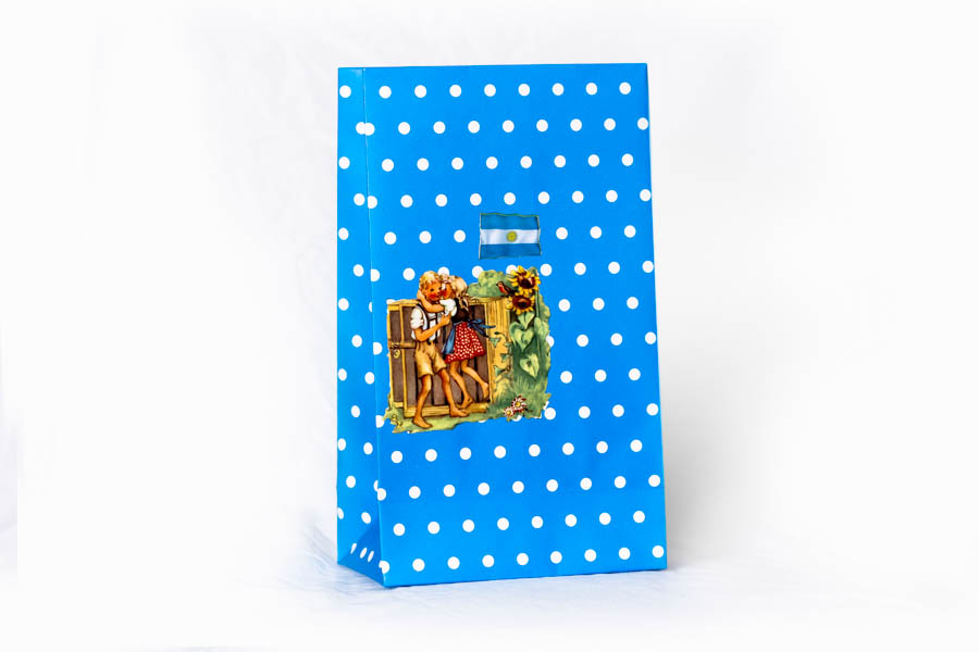 Argentina Próspera Pop, serie de 10 bolsas, papel impreso y papel collage, 22 cm x 13 cm x 3 cm. 2015