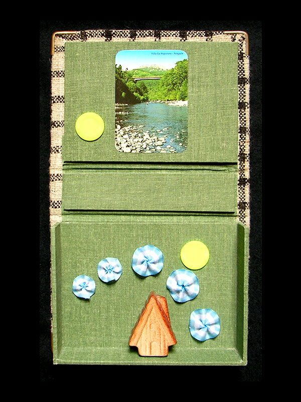 Caja verde, objetos ensamblados, detalle interior, 4 cm x 30 cm x 19 cm, 2006