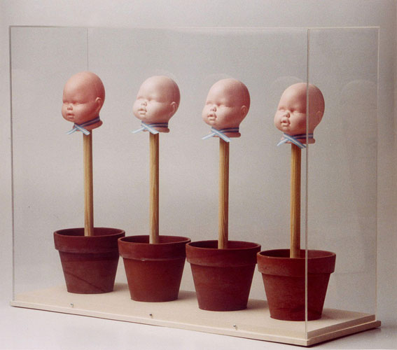 Niños argentinos, objetos ensamblados, 2002.