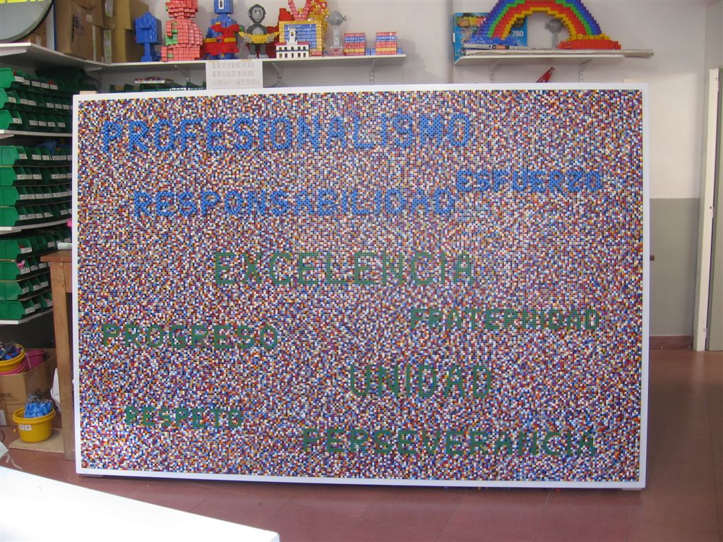 Centro de Diagnóstico Rossi 30 años, ensamblaje de piezas Rasti sobre madera, obra participativa, 300  x 100  x 85 cm, 2010.