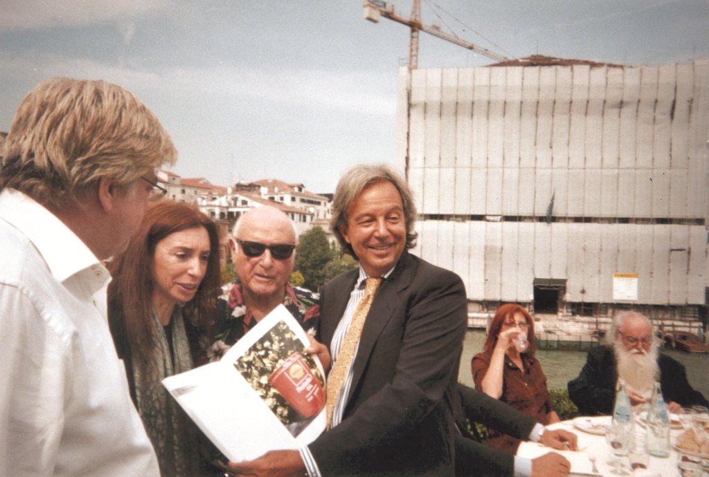 Nora Iniesta y Daniel Crippa, Mimmo Rotella, Pierre Restany, alla terrazza del Guggenhein Museum